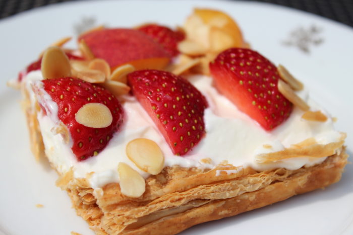 Koláč z listového těsta s mascarpone a ovocem